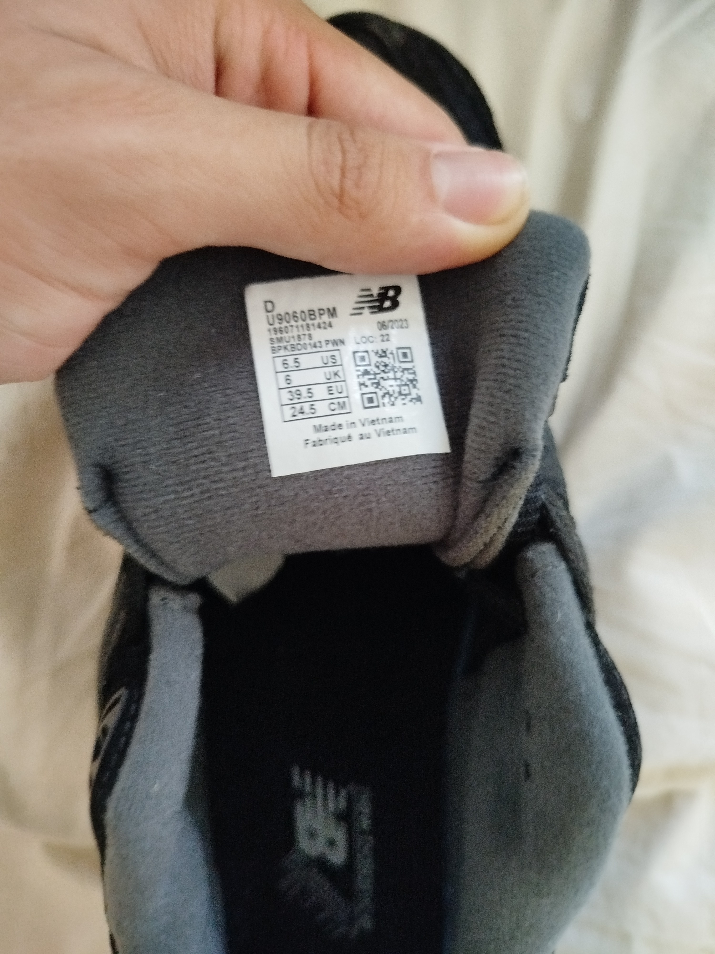 New Balance 9060 Triple Black Size 39'5 5