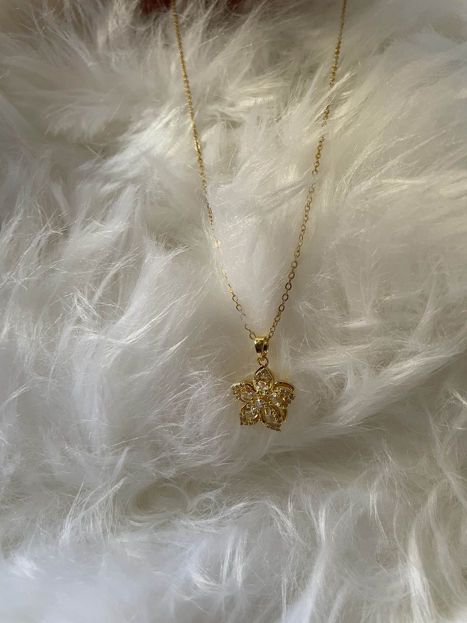 Collier pendentif rotatif à 360° en forme de fleur 4