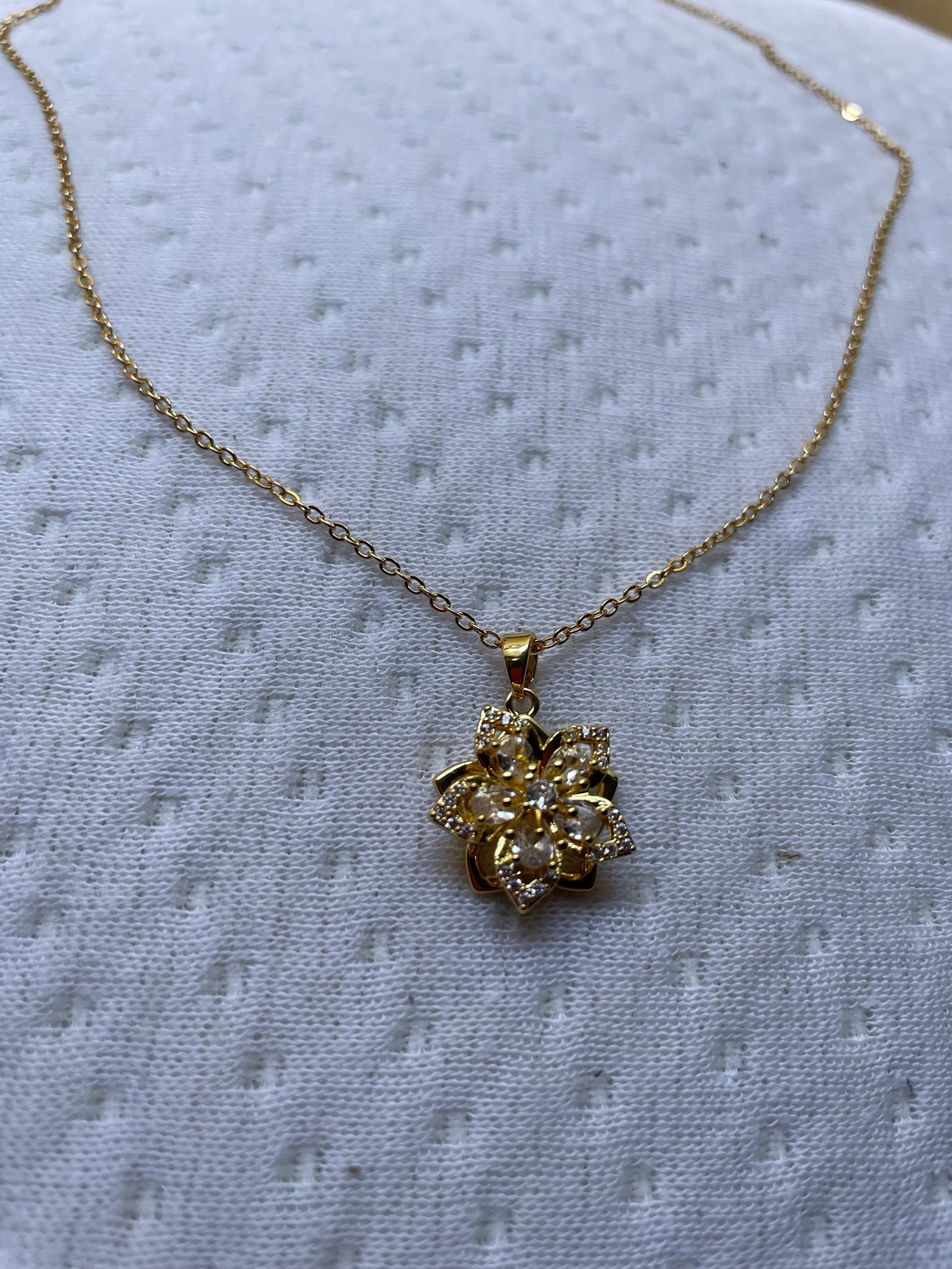 Collier pendentif rotatif à 360° en forme de fleur 3